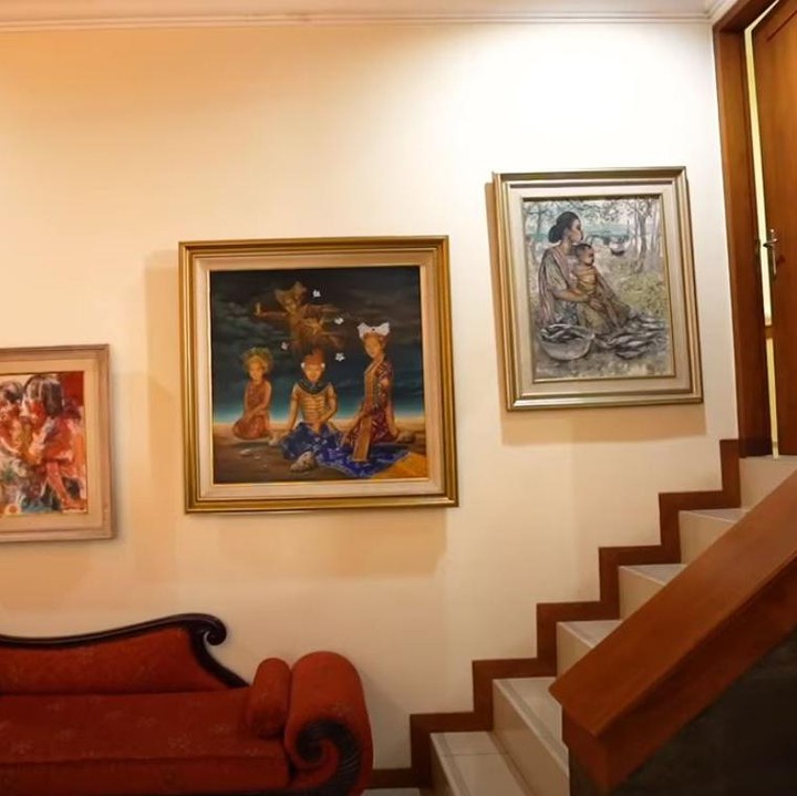 <p>Rumah Ovi juga dihiasi dengan banyak lukisan dan barang etnik, jadi terkesan antik. (Foto: YouTube/ Boy William)</p>