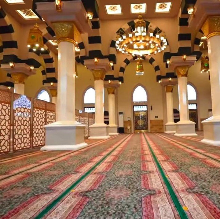 <p>Yang tak kalah menarik, di rumahnya dibangun masjid yang mewah. (Foto: YouTube/ Boy William)</p>