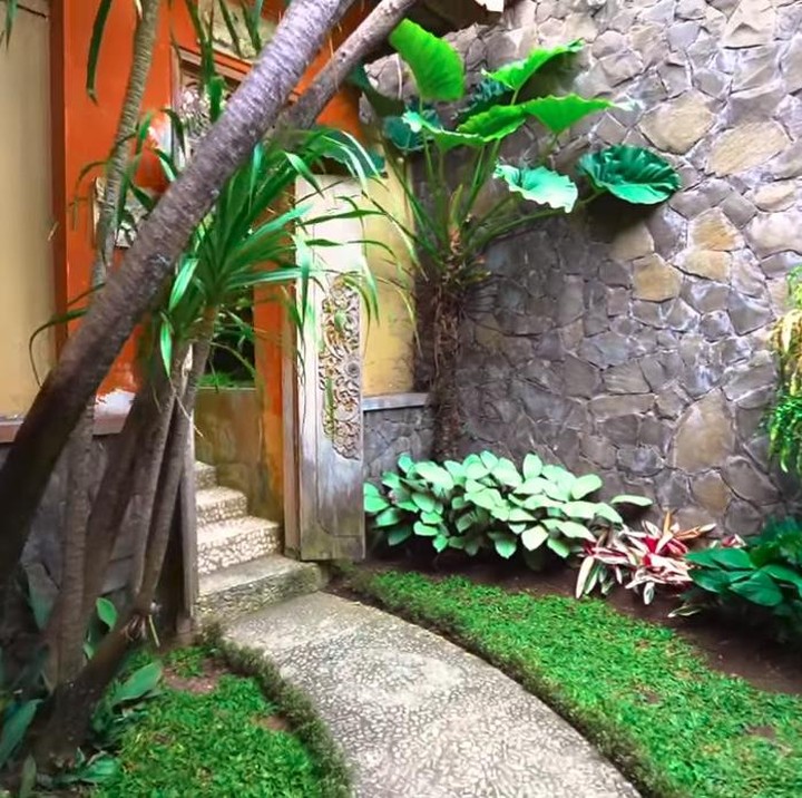 <p>Ovi sengaja mendesain rumahnya dengan nuansa Bali. Tujuannya agar saat sedang off kerja ia bisa bersantai di rumah dengan perasaan seperti lagi di Bali. (Foto: YouTube/ Boy William)</p>
