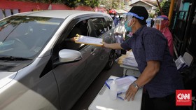 FOTO: Siasat Cegah Corona, Bagi Tugas Sekolah Cara Drive-Thru