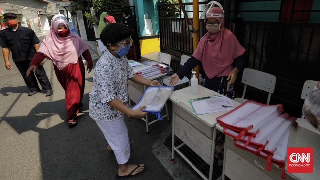 FOTO: Siasat Cegah Corona, Bagi Tugas Sekolah Cara Drive-Thru