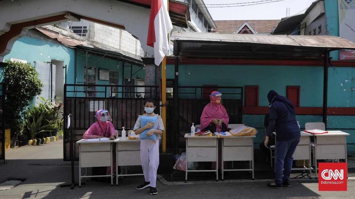 FOTO: Siasat Cegah Corona, Bagi Tugas Sekolah Cara Drive-Thru