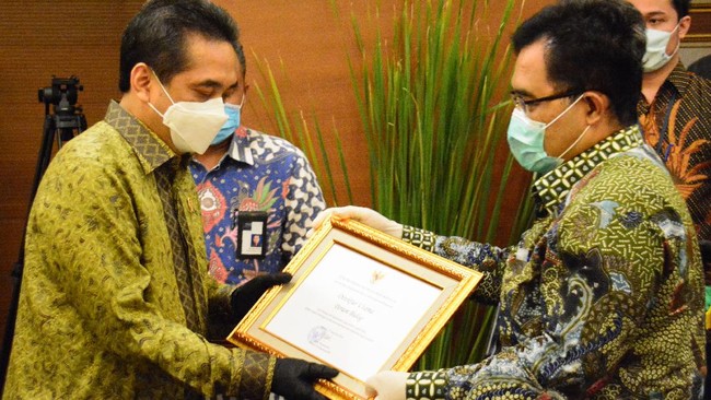 Perum Bulog menerima penghargaan sebagai stabilisator harga pangan karena peran penting dan kerja keras dalam masa pandemi Covid-19, Selasa (25/8).