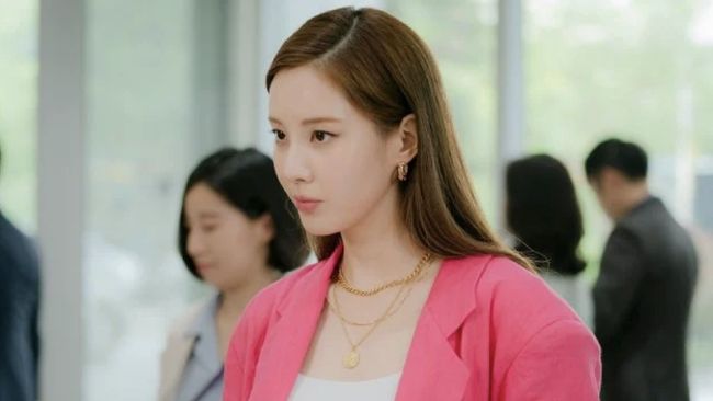 Dalam drama Private Life, Seohyun berperan sebagai Cha Joo-eun, seorang yang melakukan penipuan demi bertahan hidup.