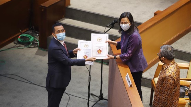 Menkeu Sri Mulyani meminta persetujuan Komisi XI DPR untuk menaikkan pagu anggaran Kemenkeu sebesar Rp992,77 miliar jadi Rp44,01 triliun pada RAPBN 2022.