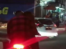 Aya-aya Wae! Sejoli Purwakarta Ciuman Sambil Naik Motor Berujung Jatuh
