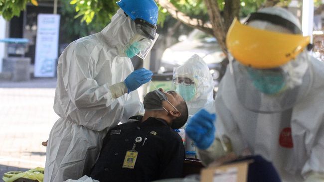 CDC mengubah pedoman yang merekomendasikan orang tanpa gejala tak perlu melakukan tes Covid-19. Dokter mengaku bingung atas perubahan tanpa rincian alasan ini.