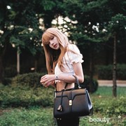 Tampil Chic Sekaligus Feminin, Ikuti Inspirasi Outfit Berpadu dengan Tas Praktis yuk!