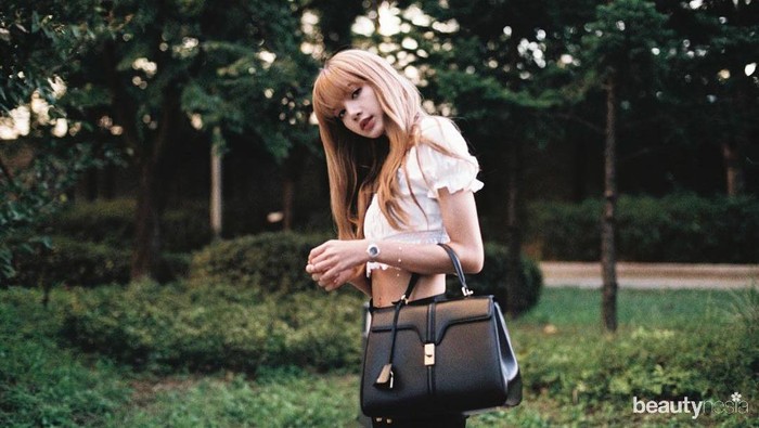 Tampil Chic Sekaligus Feminin, Ikuti Inspirasi Outfit Berpadu dengan Tas Praktis yuk!