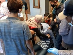 Tangis Kerabat Saat Rumah TKP Pembunuhan 4 Sekeluarga Sukoharjo Dibuka