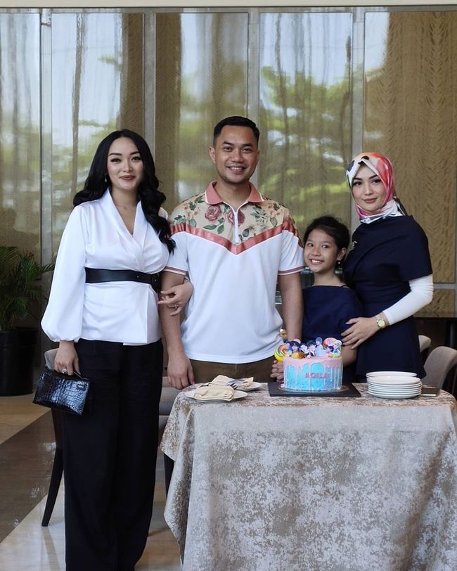 Momen Haru Zaskia Gotik Dan Eks Istri Sirajuddin Mahmud Hadir Di Ultah Anak