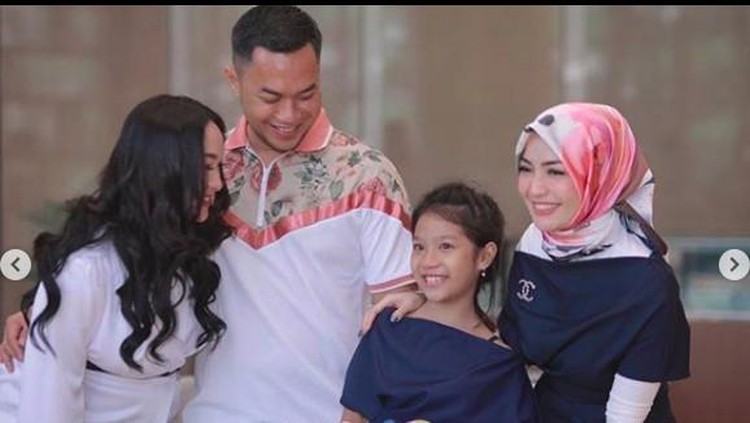 zaskia gotik akur dengan mantan istri sirajuddin