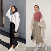 Tampil Stylish, Contek 7 Tips Padu Padan Rok dan Sneakers