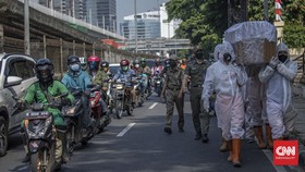 FOTO: Arak Peti Mati Sosialisasi Bahaya Covid-19 di Fatmawati