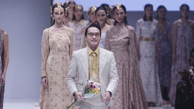 Desainer Barli Asmara yang meninggal dunia pada Kamis (27/8) memberikan banyak kenangan manis bagi rekan-rekan desainer Indonesia lainnya.