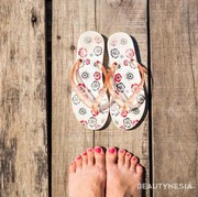 Pakai Sandal Jepit Saat Naik Motor Auto Tilang? Cek Fakta Berikut Dulu yuk, Beauties!