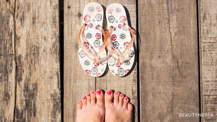 Pakai Sandal Jepit Saat Naik Motor Auto Tilang? Cek Fakta Berikut Dulu yuk, Beauties!