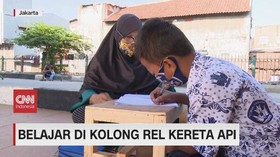 VIDEO: Belajar di Kolong Rel Kereta Api
