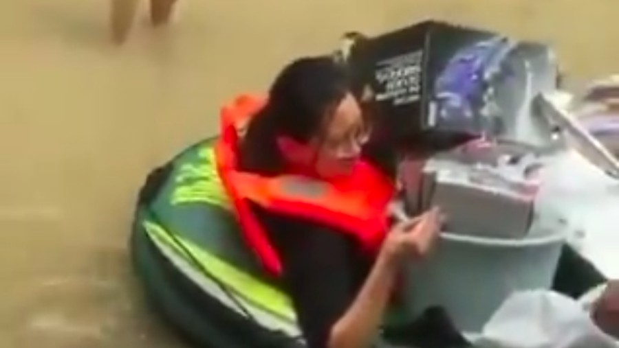 Demi Gundam Milik Suami, Seorang Istri Rela Terobos Banjir