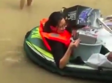 Pengorbanan Istri Terobos Banjir Demi Gundam Milik Suami