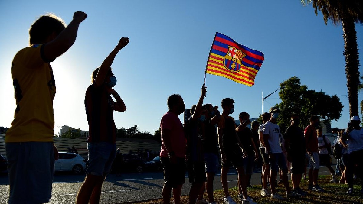 FOTO: Demo Lionel Messi Bertahan di Barcelona Ricuh