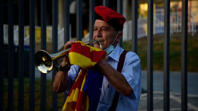 FOTO: Demo Lionel Messi Bertahan di Barcelona Ricuh
