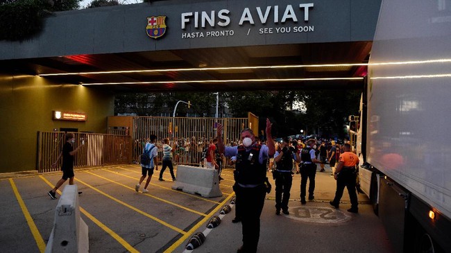 Demo menuntut Lionel Messi bertahan yang berlangsung di kantor manajemen klub Barcelona diwarnai ricuh.