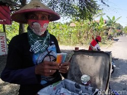Cerita Penjual Es Gabus di Surabaya yang 25 Tahun Keliling dengan Sepeda