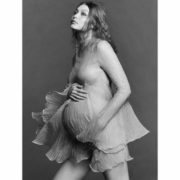 Gigi Hadid Pamer Foto Maternity dengan Gaun Transparan