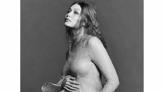 Gigi Hadid Pamer Foto Maternity dengan Gaun Transparan