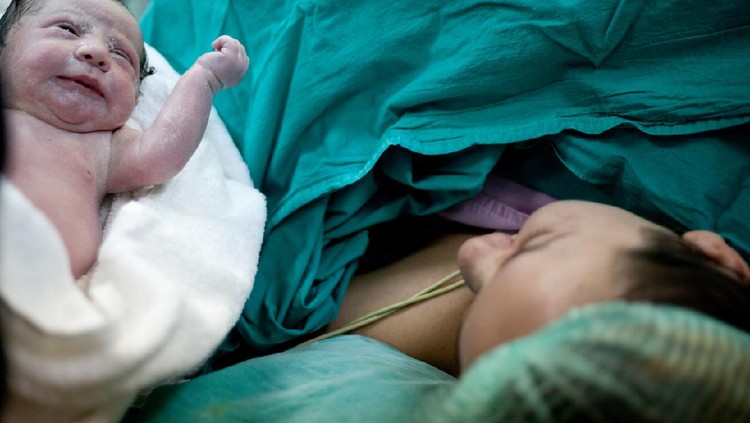 Newborn child seconds and minutes after birth.