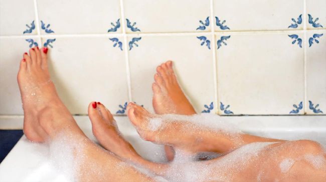 Film acap menggambarkan seks di kamar mandi sebagai aktivitas menyenangkan dan tanpa kendala. Tak selalu begitu kenyataannya. Berikut tips seks di kamar mandi.