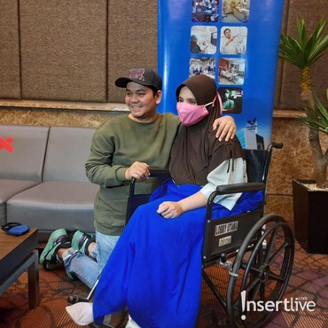Seminggu Dirawat karena Sesak Napas, Istri Indra Bekti Akhirnya Pulang