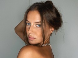 Mengenal Nicole Poturalski, Model Cantik yang Disebut Pacar Brad Pitt