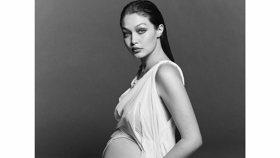 Pakai Gaun Transparan, Gigi Hadid Pamer Foto Maternity
