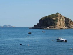 China Sewakan Ratusan Pulau, Minat?