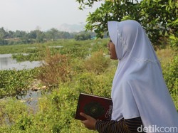 Sekolah Berbayar Sampah di Pinggiran Sungai Citarum