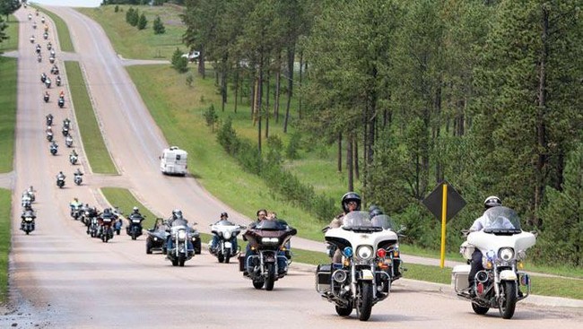 Menurut otoritas setempat Sturgis Motorcycle Rally tetap diputuskan digelar sebab pengunjung bakal tetap datang walau tak ada acara.