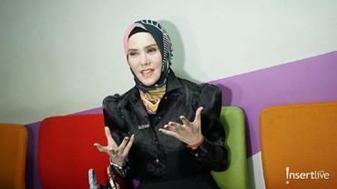 img-title Foto dengan Seorang Pria, Angel Lelga Umumkan Nikah?
