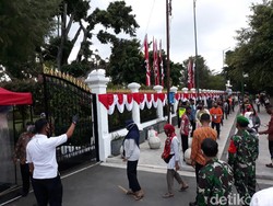 Jokowi Bagi-bagi Seribu Paket Sembako ke Warga Yogya