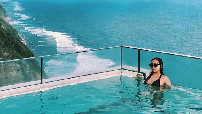 Tampak seksi dalam balutan swimsuit hitam, potret mantan istri Taqy Malik saat berendam di kolam renang ini juga mendapat sorotan dari warganet. Banyak yang mengomentari penampilan seksinya, namun tak sedikit pula yang justru salah fokus pada pemandangan indah di belakangnya. (Foto: instagram.com/salmafinasunan)
