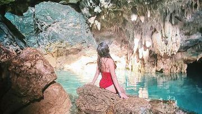 Dalam potret ini, wanita berusia 21 tahun ini kembali tampak mengenakan swimsuit merahnya. Swimsuit tersebut memiliki model backless sehingga bagian punggungnya tampak terekspos saat ia berpose membelakangi kamera. (Foto: instagram.com/salmafinasunan)