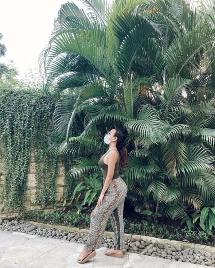 Simpel namun seksi, gaya outfit untuk jalan-jalan sore ala Salmafina Sunan ini juga tak kalah mengekspos lekuk tubuh. Ia tampak mengenakan tank top ketat berwarna hijau yang dipadukan dengan celana santai bermotif etnik yang memiliki warna senada.(Foto: instagram.com/salmafinasunan