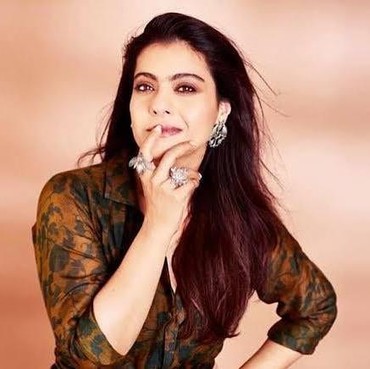 Eksis di Medsos, Kajol Bagikan Foto Bak Bandit Bareng Anak