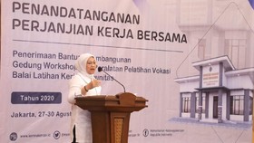 Menaker Serahkan Bantuan BLK Komunitas Serikat Pekerja