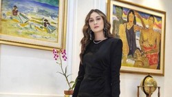 5 Potret Gaya Glamour Luna Maya di Ulang Tahun Ke-37