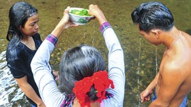 FOTO: Menyaksikan Ritual Pernikahan Adat Suku Talang Mamak
