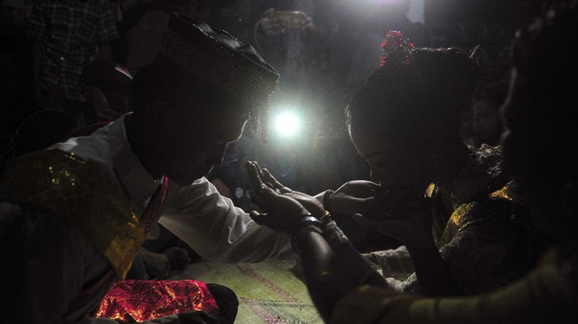 FOTO: Menyaksikan Ritual Pernikahan Adat Suku Talang Mamak