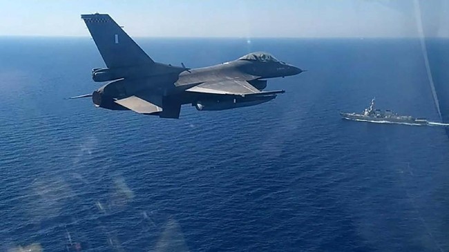 Turki menuduh Yunani mengirimkan empat jet tempur ke Laut Mediterania Timur pada Selasa (23/2). Namun Yunani membantahnya.