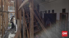 FOTO: Renovasi Sekolah Halangi Akses Rumah Warga di Jakpus